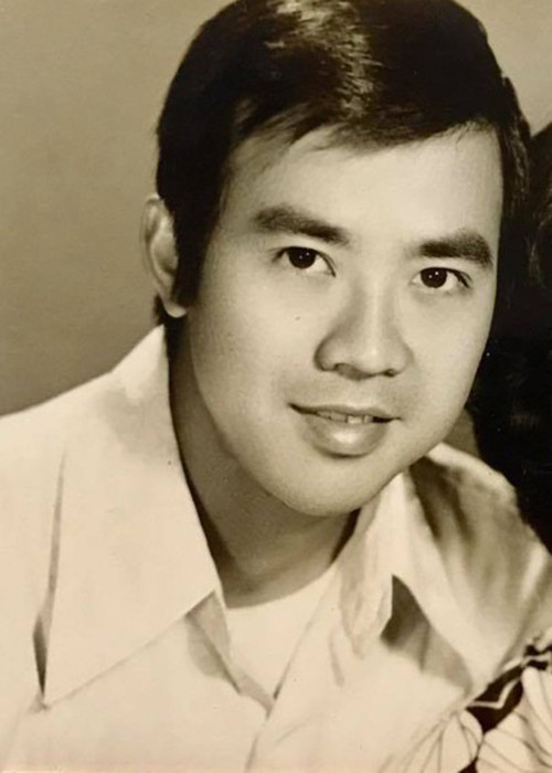 Nam nghệ sĩ sinh ra trong gia đình có truyền thống nghệ thuật. Cha của ông là nghệ sĩ cải lương Năm Nghĩa, còn mẹ của ông là bà bầu Thơ - chủ gánh hát Thanh Minh nổi tiếng ở Sài Gòn. Ảnh: Người đưa tin