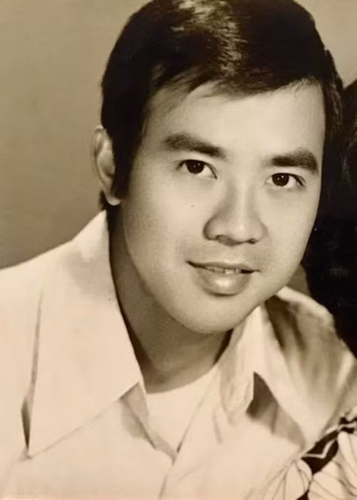 Nam nghệ sĩ sinh ra trong gia đình có truyền thống nghệ thuật. Cha của ông là nghệ sĩ cải lương Năm Nghĩa, còn mẹ của ông là bà bầu Thơ - chủ gánh hát Thanh Minh nổi tiếng ở Sài Gòn. Ảnh: Người đưa tin