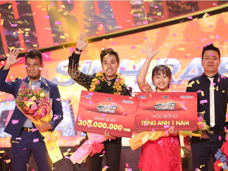 Cựu tuyển thủ Việt Nam về nhì ở “Sinh ra để tỏa sáng” khi kém người đoạt ngôi quán quân - MC Nguyên Khang 0,5 điểm. Ảnh: Báo Tin tức