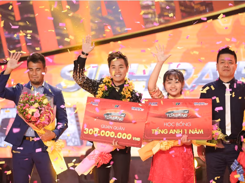 Cựu tuyển thủ Việt Nam về nhì ở “Sinh ra để tỏa sáng” khi kém người đoạt ngôi quán quân - MC Nguyên Khang 0,5 điểm. Ảnh: Báo Tin tức