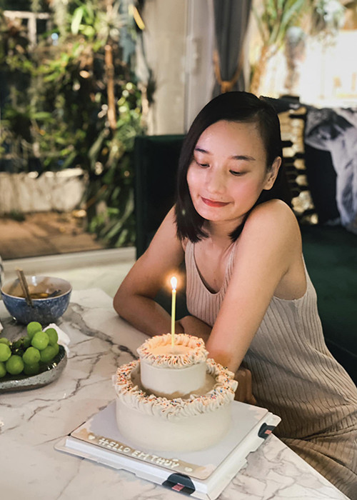 Người mẫu Lê Thúy cũng có hành động thiết thực để giúp đỡ bà con miền Trung. Cô cho biết, bản thân sẽ đích thân về Quảng Bình trao quà cho người dân. Ngoài ra, Lê Thúy không nhận quà sinh nhật mà mong bạn bè quyên góp cho người dân miền Trung.