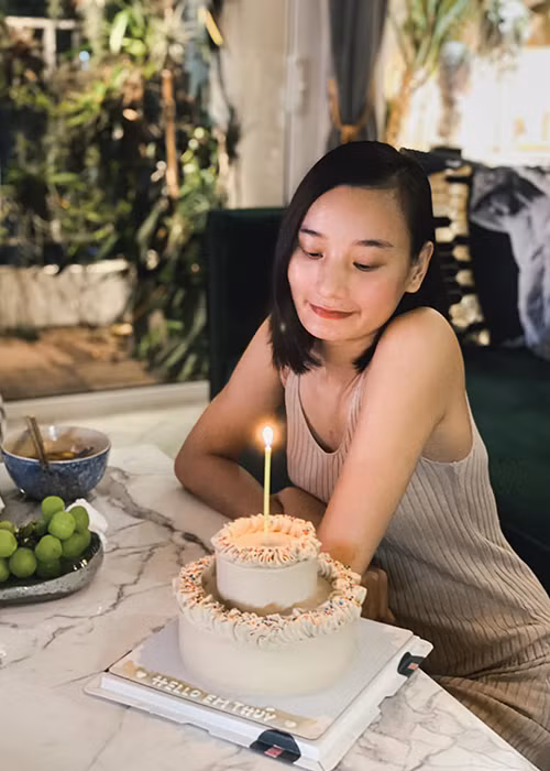 Người mẫu Lê Thúy cũng có hành động thiết thực để giúp đỡ bà con miền Trung. Cô cho biết, bản thân sẽ đích thân về Quảng Bình trao quà cho người dân. Ngoài ra, Lê Thúy không nhận quà sinh nhật mà mong bạn bè quyên góp cho người dân miền Trung.