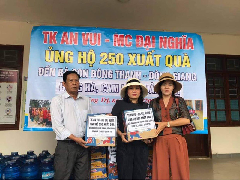 Trên trang cá nhân, nam MC liên tục cập nhật các suất quà tặng cho bà con nhiều nơi.