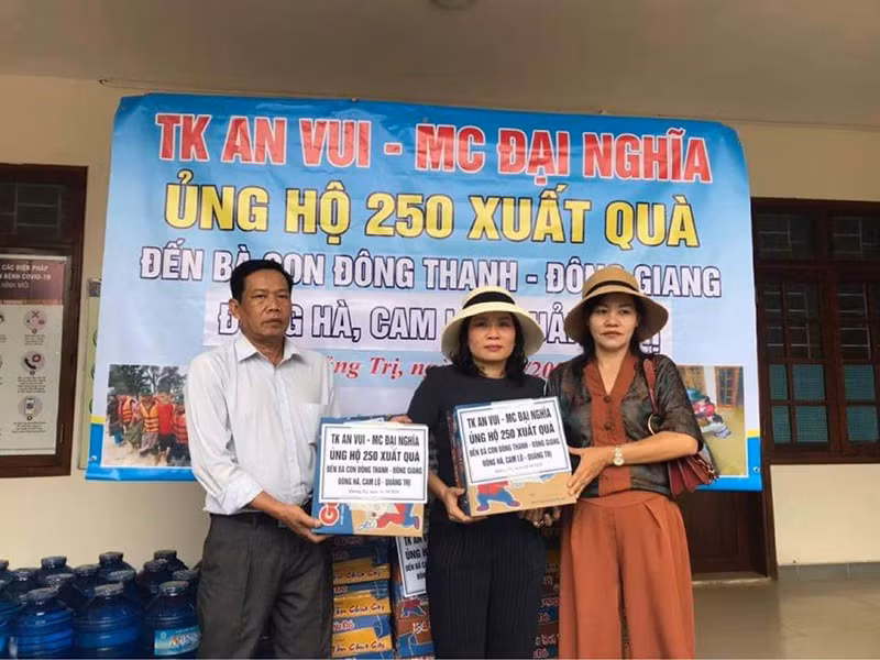 Trên trang cá nhân, nam MC liên tục cập nhật các suất quà tặng cho bà con nhiều nơi.