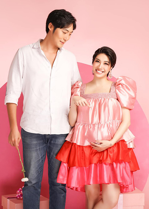 Emmanuel Shin sở hữu gương mặt điển trai cùng vóc dáng cao ráo. Pha Lê cho biết, chồng kém cô một tuổi. Trong mắt cô, nửa kia là người nhí nhố, hài hước.