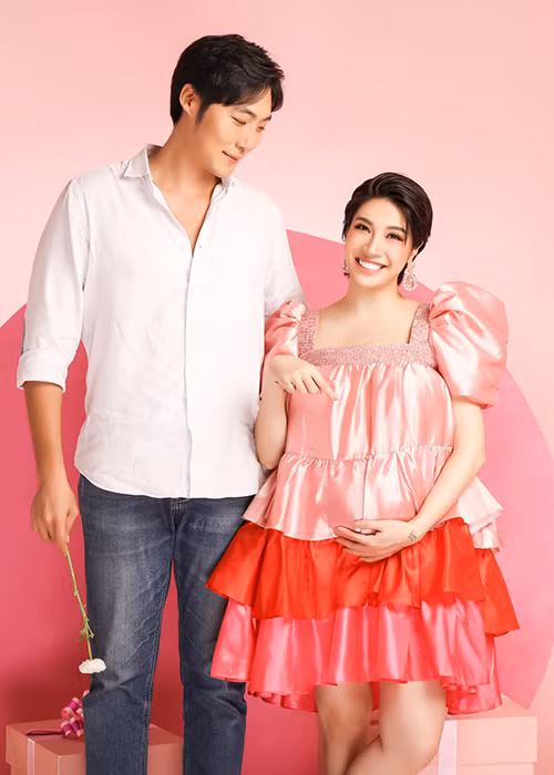 Emmanuel Shin sở hữu gương mặt điển trai cùng vóc dáng cao ráo. Pha Lê cho biết, chồng kém cô một tuổi. Trong mắt cô, nửa kia là người nhí nhố, hài hước.