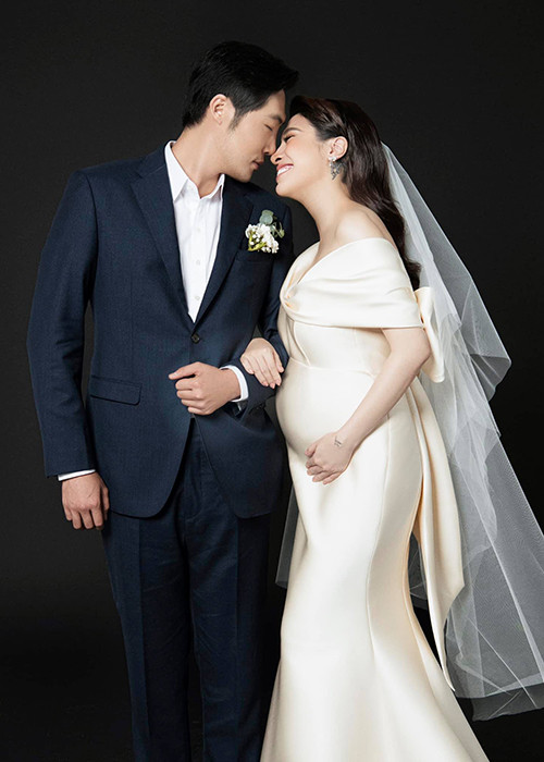 Là giám đốc một công ty nhưng Emmanuel Shin không ngại làm nhân viên chạy bàn cho quán ăn của Pha Lê.