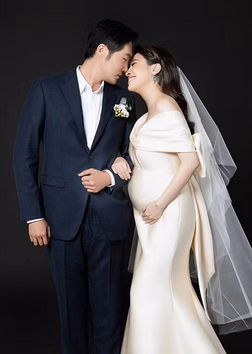 Là giám đốc một công ty nhưng Emmanuel Shin không ngại làm nhân viên chạy bàn cho quán ăn của Pha Lê.