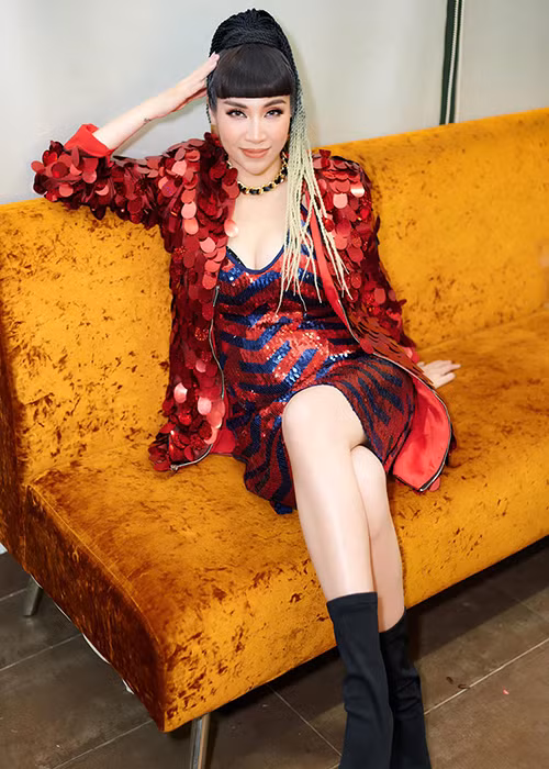 Pha Lê cho biết mẹ chồng thường xuyên gọi điện thoại cho cô và dạy làm món ăn Hàn Quốc. Ngoài ra, nữ ca sĩ tiết lộ được mẹ chồng coi như con gái.