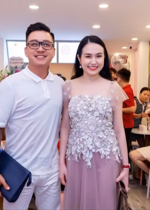 Vợ chồng Tuấn Hưng kết hôn đã được 6 năm, có 3 người con: 2 trai, 1 gái.