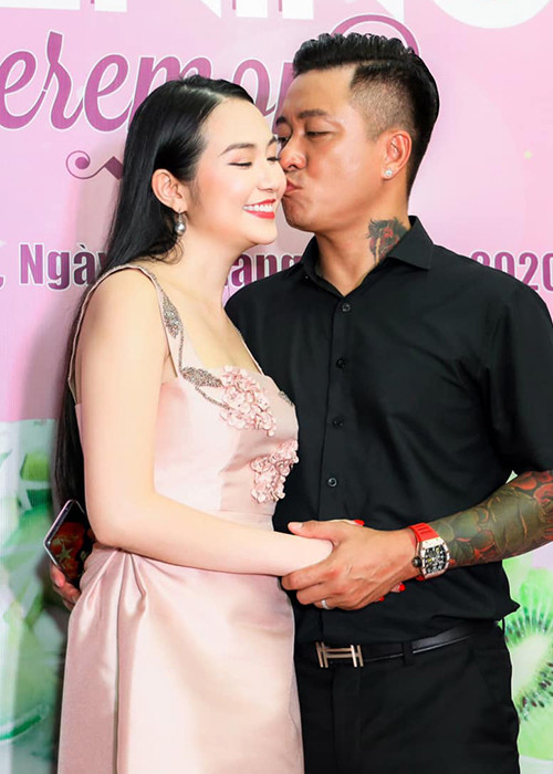 Tại các sự kiện, nam ca sĩ không ngại hôn má bà xã.