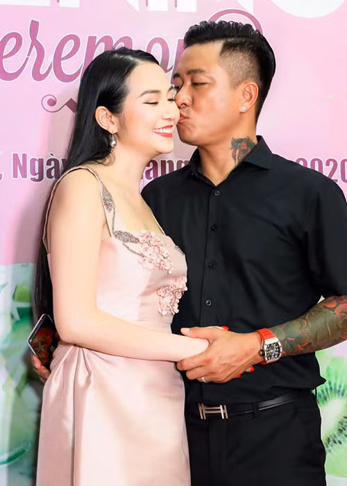 Tại các sự kiện, nam ca sĩ không ngại hôn má bà xã.