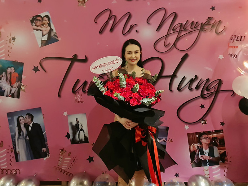 Nam ca sĩ gửi lời yêu thương đến vợ bởi bữa tiệc sinh nhật bất ngờ.