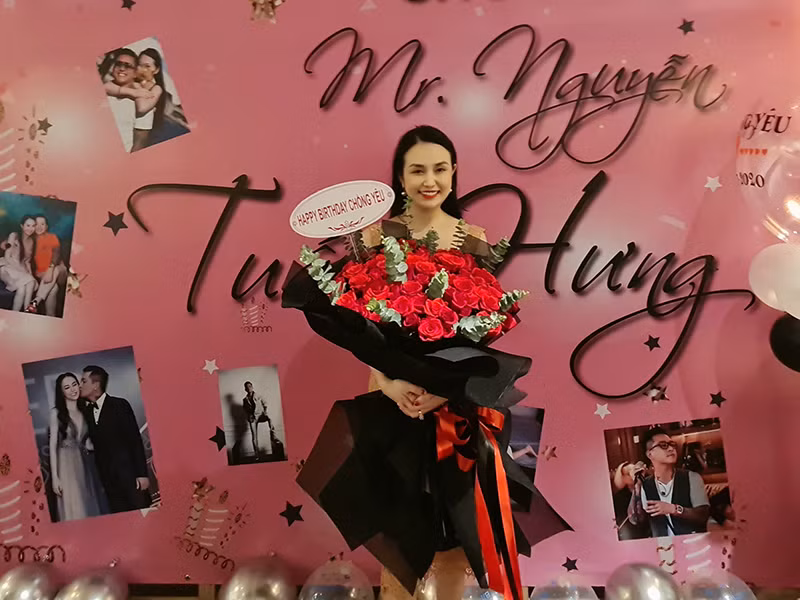 Nam ca sĩ gửi lời yêu thương đến vợ bởi bữa tiệc sinh nhật bất ngờ.