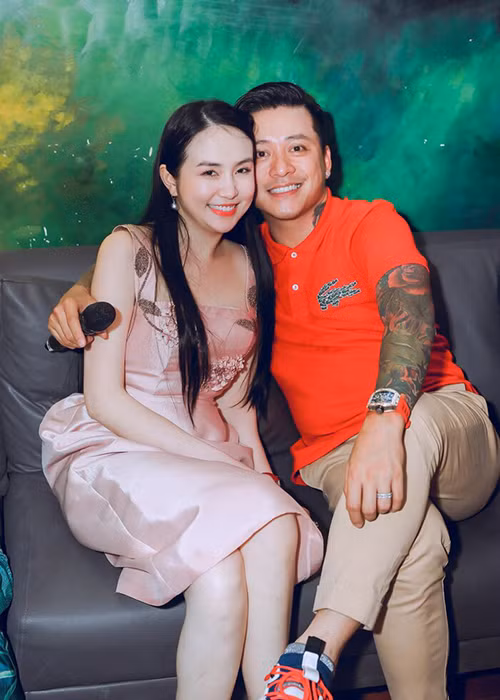 Cách đây ít ngày, Tuấn Hưng bị một số cư dân mạng công kích, chê hết thời phải ăn bám vợ sau tuyên bố tạm nghỉ hát.