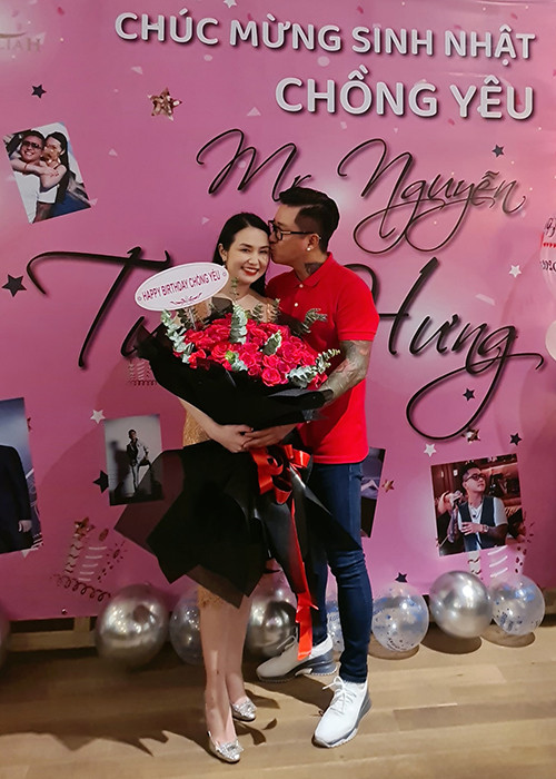 Trên trang cá nhân, Tuấn Hưng vừa đăng tải hình ảnh hạnh phúc đón sinh nhật sớm bên bà xã Thu Hương.