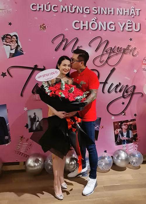 Trên trang cá nhân, Tuấn Hưng vừa đăng tải hình ảnh hạnh phúc đón sinh nhật sớm bên bà xã Thu Hương.