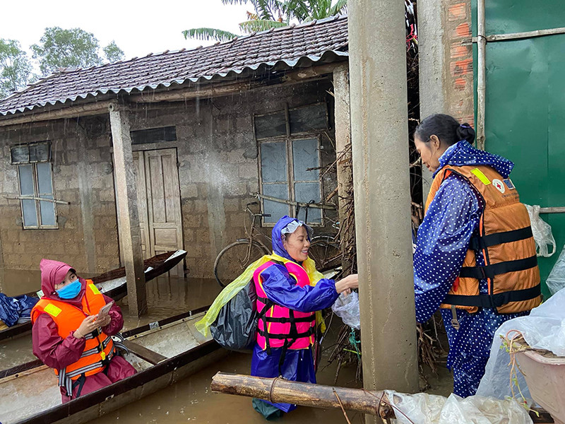 Bà Ngọc Hương tiếp cận xã ngập sâu nhất huyện Hải Lăng (Quảng Trị).