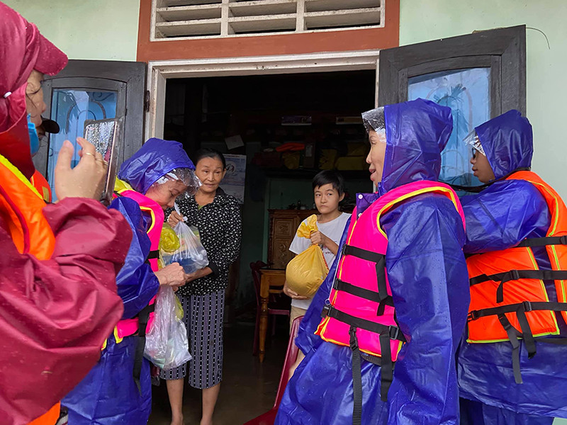 Do vướng việc cá nhân nên Hồ Ngọc Hà không thể đi từ thiện cùng mẹ và dì ruột.