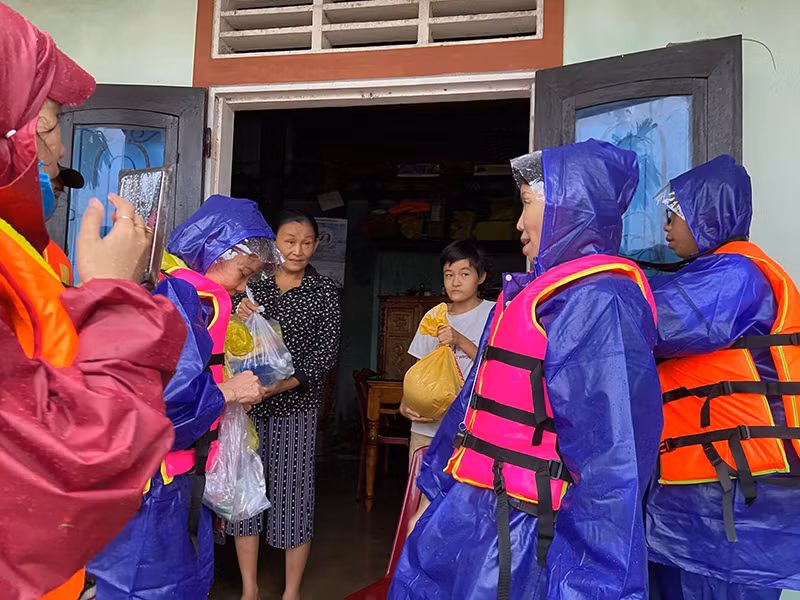 Do vướng việc cá nhân nên Hồ Ngọc Hà không thể đi từ thiện cùng mẹ và dì ruột.