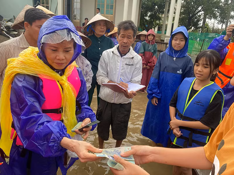 Hiện tại, ngoài bà Ngọc Hương, không ít sao Việt cũng ở miền Trung để cứu trợ người dân vùng lũ như vợ chồng Lý Hải, vợ chồng Lương Thế Thành.