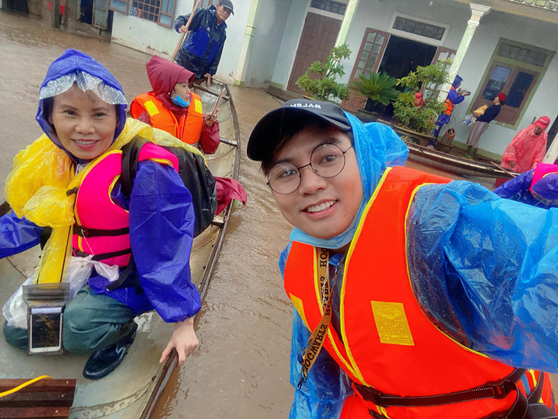 Mẹ ruột của Hồ Ngọc Hà sử dụng thuyền để tiếp cận bà con ở vùng ngập sâu.