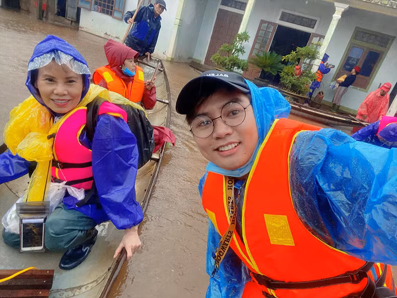 Mẹ ruột của Hồ Ngọc Hà sử dụng thuyền để tiếp cận bà con ở vùng ngập sâu.