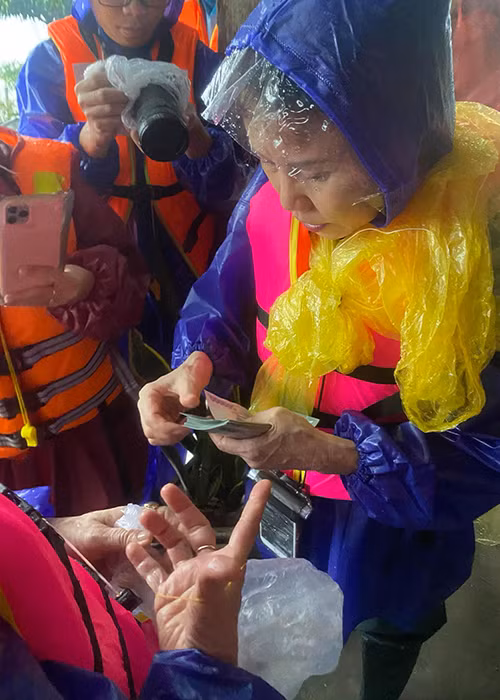 Mẹ ruột của nữ ca sĩ trao tiền mặt cho bà con vùng lũ. Hà Hồ cho biết, số tiền quyên góp có 1 tỷ chuyển từ quỹ của MC Trấn Thành.