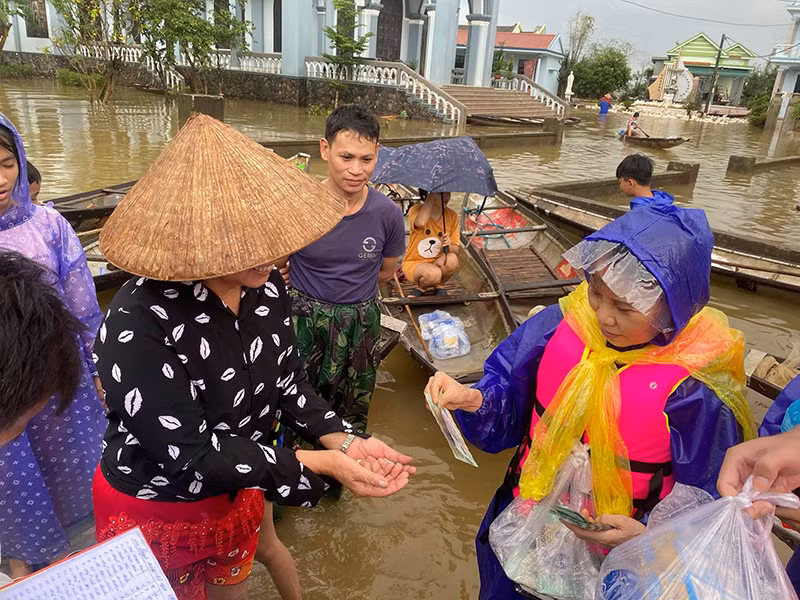 "Cả tối liên lạc với các vùng ở Quang Trị, xem tin tức của Quảng Bình. Nóng lòng không ngủ, cầu trời đừng mưa nữa, nửa đêm nay trời mưa lại, không ngủ được. Thương quá mọi người ơi", mẹ ruột của Hà Hồ chia sẻ.