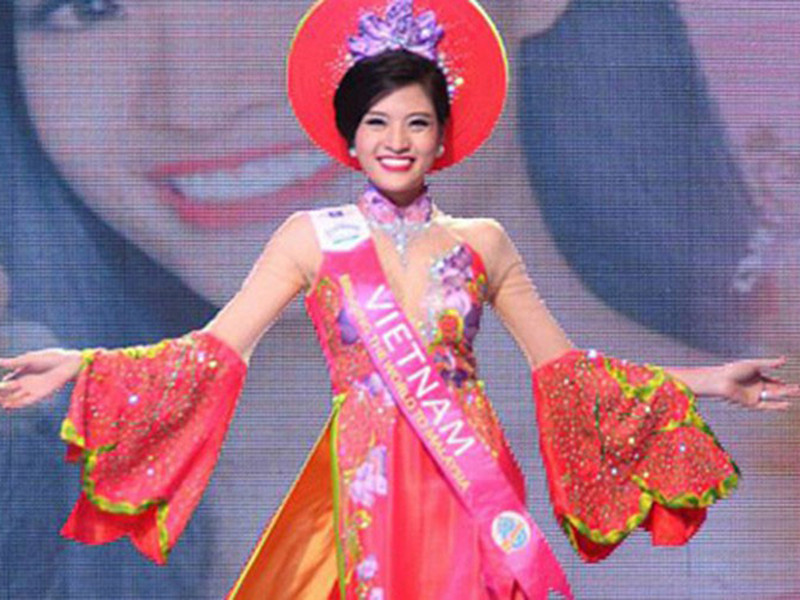 Phan Hoàng Thu không cần được cấp phép đã liều lĩnh tham gia Hoa hậu Du lịch Quốc tế 2013. Khi về nước, cô chấp nhận việc xử phạt hành chính 15 triệu đồng. Ảnh: Người lao động