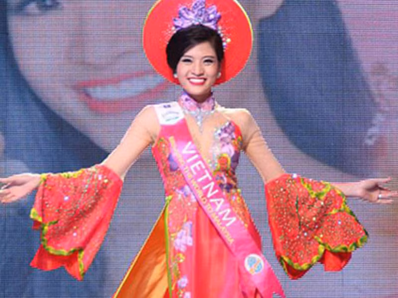 Phan Hoàng Thu không cần được cấp phép đã liều lĩnh tham gia Hoa hậu Du lịch Quốc tế 2013. Khi về nước, cô chấp nhận việc xử phạt hành chính 15 triệu đồng. Ảnh: Người lao động