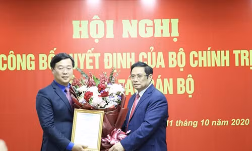 Bo Chinh tri dieu dong Bi thu Tinh uy ve Trung uong-Hinh-2