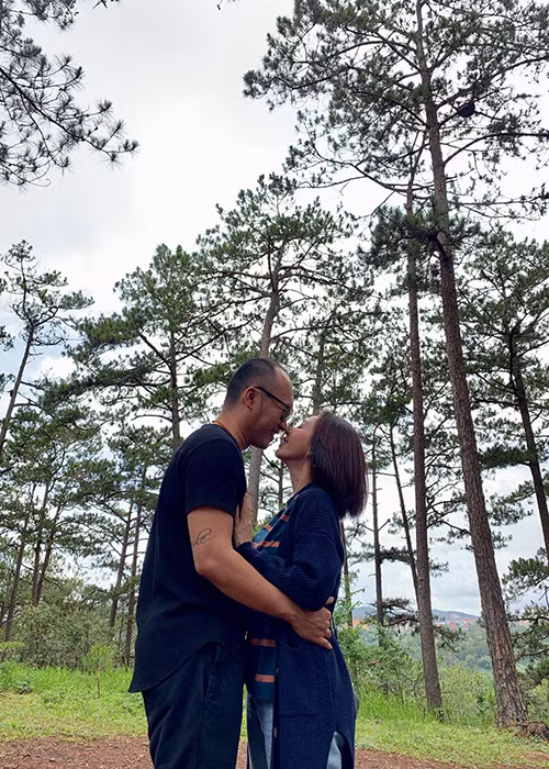 "Tính anh Luật là vậy, lúc nào cũng hy sinh cho vợ con. Cái gì tốt nhất là "đẩy" hết cho vợ con, cho gia đình", Thu Trang chia sẻ trên Phụ nữ online.