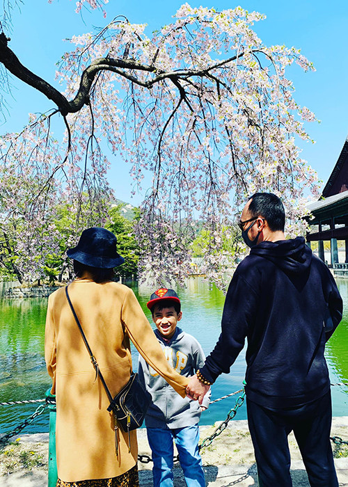 Nữ nghệ sĩ hài còn cho biết, chồng luôn bỏ ngoài tai những lời gièm pha và chiều chuộng, bảo vệ cô bằng mọi giá.