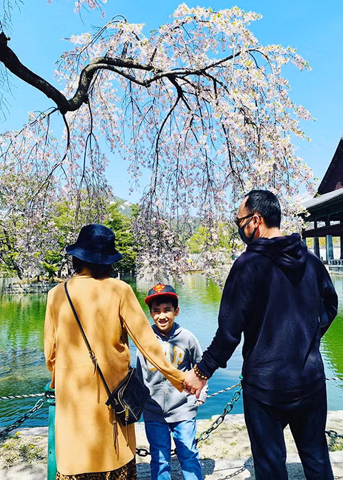 Nữ nghệ sĩ hài còn cho biết, chồng luôn bỏ ngoài tai những lời gièm pha và chiều chuộng, bảo vệ cô bằng mọi giá.