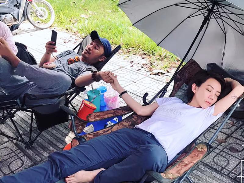 Hình ảnh Tiến Luật nắm tay Thu Trang trong lúc cô đang ngủ từng gây chú ý.