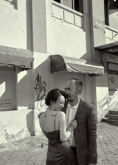 Thu Trang và Tiến Luật làm đám cưới vào tháng 1/2011. Sau đó, cặp đôi chào đón cậu con trai gia nhập tổ ấm.