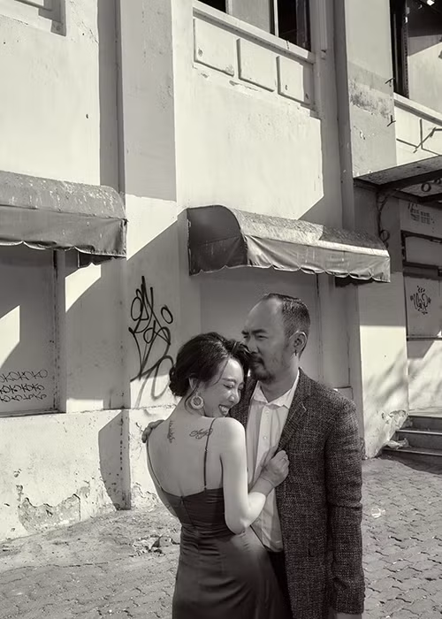 Thu Trang và Tiến Luật làm đám cưới vào tháng 1/2011. Sau đó, cặp đôi chào đón cậu con trai gia nhập tổ ấm.