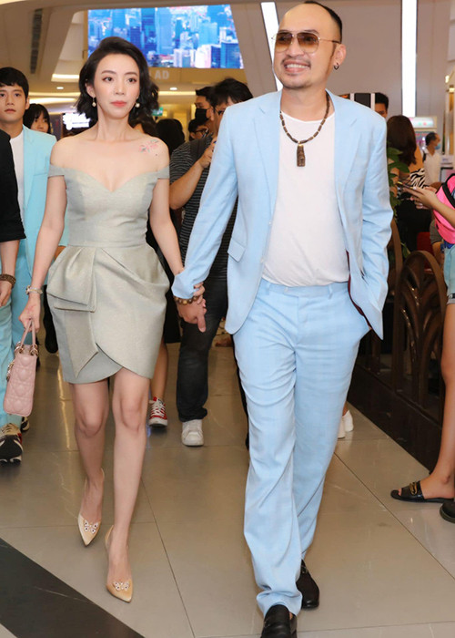 "Tối nào anh ấy cũng phải hôn tôi rồi mới đi ngủ, nếu quên một cái là “có chuyện” liền", Thu Trang chia sẻ trên Vietnamnet.