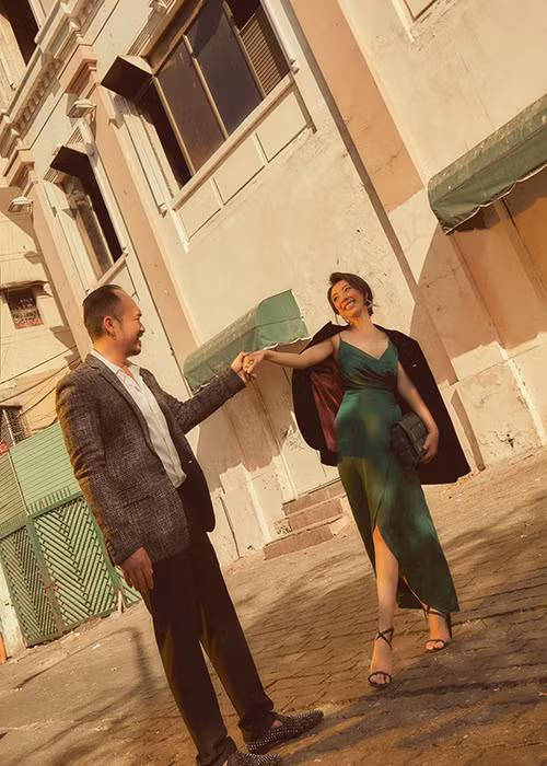 Không chịu bỏ cuộc, Tiến Luật làm bạn cùng Thu Trang trong suốt 5 năm để khiến cô động lòng. Cuối cùng, Thu Trang cũng cho Tiến Luật một cơ hội.