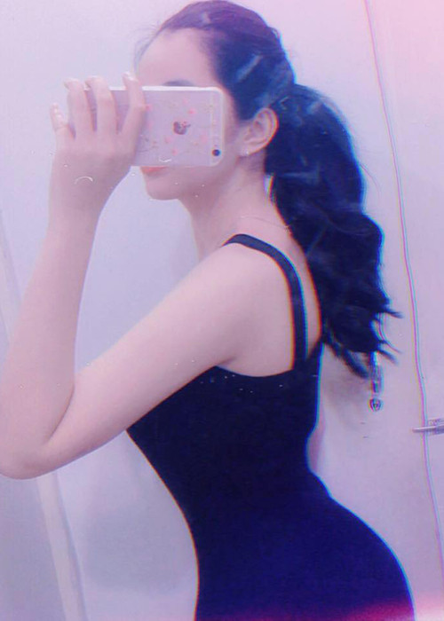 Chân dài đến từ An Giang hiện tại sở hữu vóc dáng cân đối, gợi cảm.