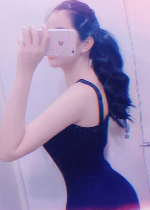 Chân dài đến từ An Giang hiện tại sở hữu vóc dáng cân đối, gợi cảm.