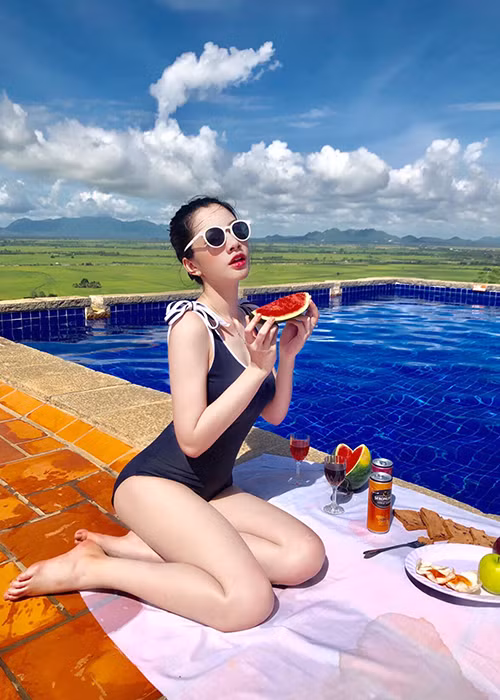 Chia sẻ về việc được gọi bản sao của một số người nổi tiếng, Cẩm Đan cho hay: “Có lẽ mình may mắn sở hữu ngoại hình xinh đẹp giống một số diễn viên, hoa hậu nên gặp ai thì mọi người cũng nhận xét như thế. Mình rất vui về những lời khen này và xem đó là động lực để cố gắng hơn nữa”.