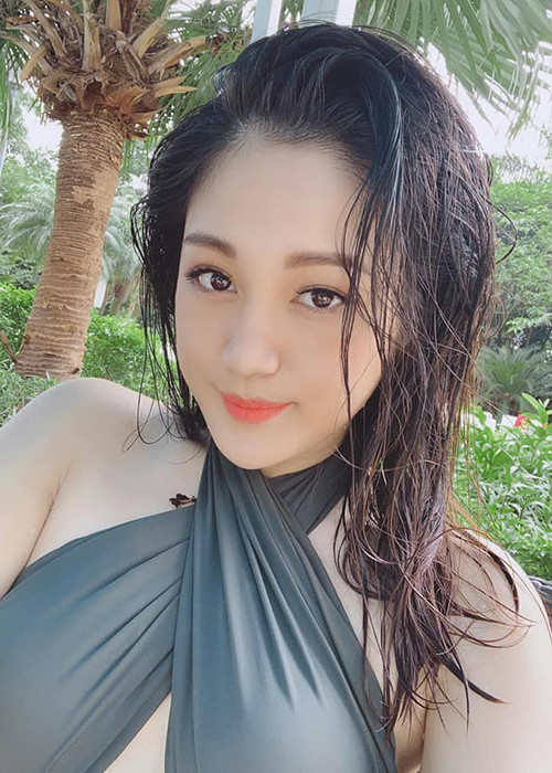 Hình ảnh Thùy Trang gợi cảm cách đây 1 năm. Ảnh: Fanpage Người đẹp Hoa Lư 2019