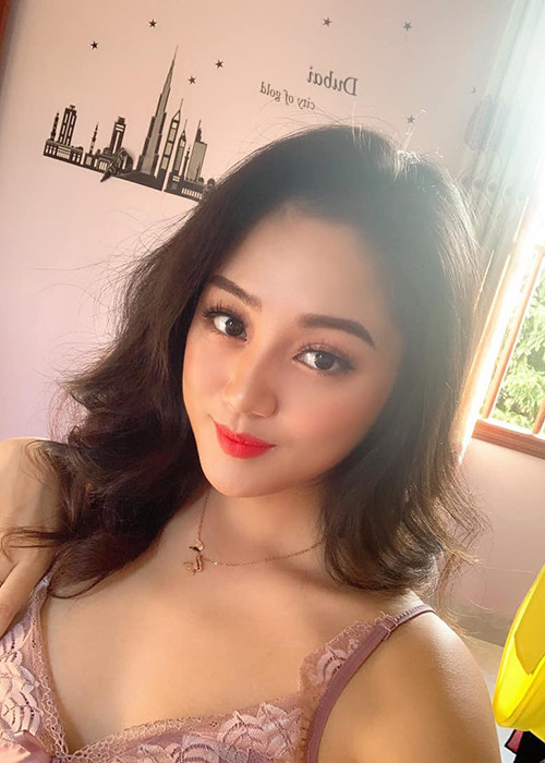 Bên cạnh vóc dáng quyến rũ, 9X còn sở hữu gương mặt xinh đẹp với những đường nét hài hòa. Ảnh: Fanpage Người đẹp Hoa Lư 2019