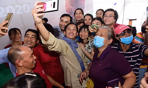 Hoai Linh song the nao ca Vbiz ne phuc?-Hinh-3