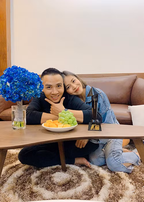 "Sau cùng thì tôi vẫn thấy mình thật may mắn khi có một người bạn đời “tốt bụng” lại có khả năng nhường nhịn như anh Rùa”, nữ MC tâm sự trên Vietnamnet.