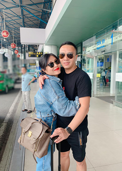 Cô hài hước chia sẻ: "Khi chồng bạn đi công tác lâu ngày, cách tốt nhất để động viên anh ấy sớm trở về nhà đó chính là chụp một vài bức ảnh thật xúc động lòng người”.