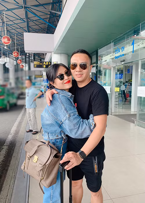 Cô hài hước chia sẻ: "Khi chồng bạn đi công tác lâu ngày, cách tốt nhất để động viên anh ấy sớm trở về nhà đó chính là chụp một vài bức ảnh thật xúc động lòng người”.