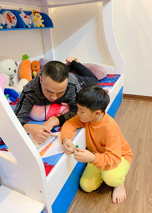 Hai con trai riêng của Hoàng Linh rất quý Mạnh Hùng.